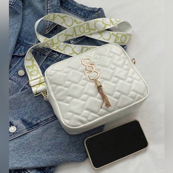 Chic Quilted White Shoulder Bag with Gold Accents in Great Condition - Picture 2 of 5